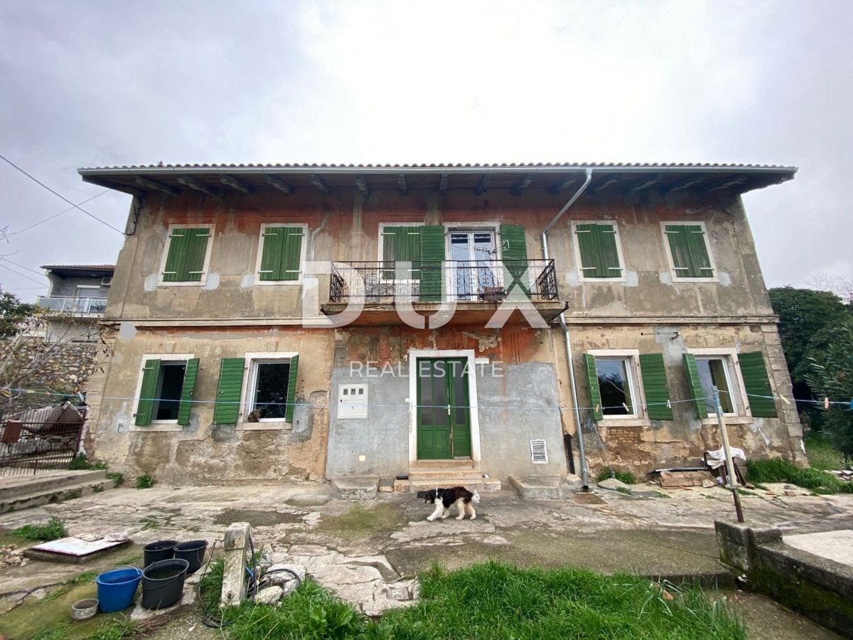 RIJEKA, KOZALA - antica villa italiana indipendente del 1912 con vista sul mare e giardino di 2.383 m2! OPPORTUNITÀ!