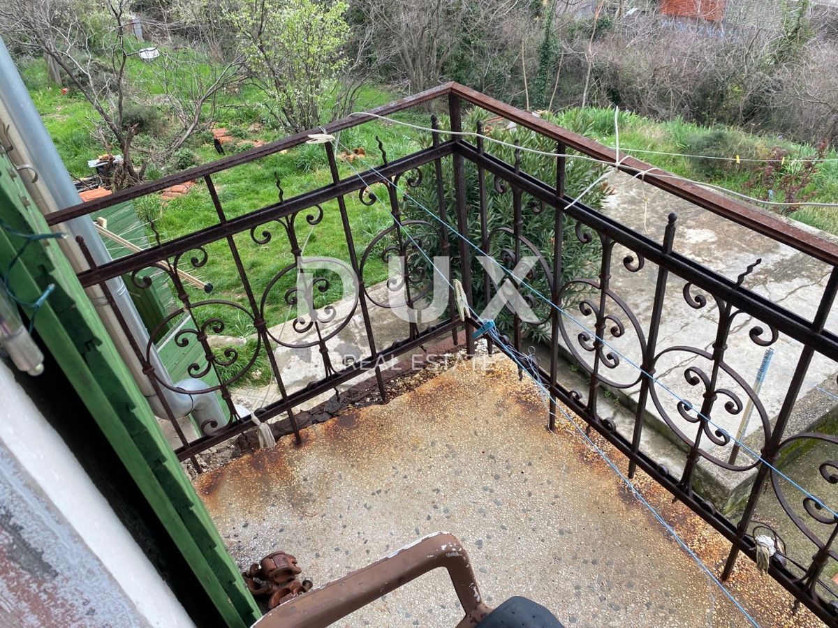 RIJEKA, KOZALA - antica villa italiana indipendente del 1912 con vista sul mare e giardino di 2.383 m2! OPPORTUNITÀ!