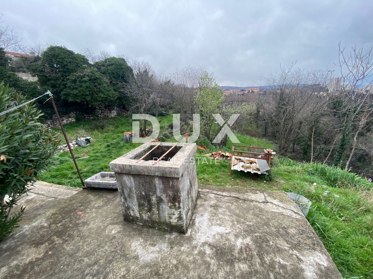 RIJEKA, KOZALA - antica villa italiana indipendente del 1912 con vista sul mare e giardino di 2.383 m2! OPPORTUNITÀ!