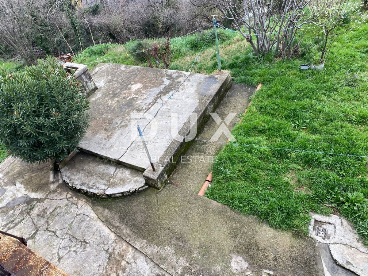 RIJEKA, KOZALA - antica villa italiana indipendente del 1912 con vista sul mare e giardino di 2.383 m2! OPPORTUNITÀ!