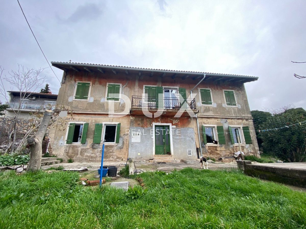 RIJEKA, KOZALA - antica villa italiana indipendente del 1912 con vista sul mare e giardino di 2.383 m2! OPPORTUNITÀ!