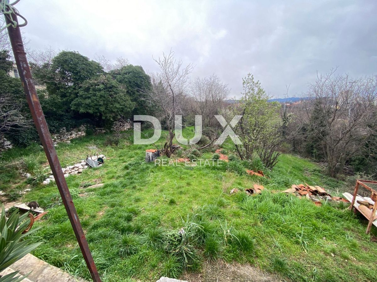 RIJEKA, KOZALA - antica villa italiana indipendente del 1912 con vista sul mare e giardino di 2.383 m2! OPPORTUNITÀ!