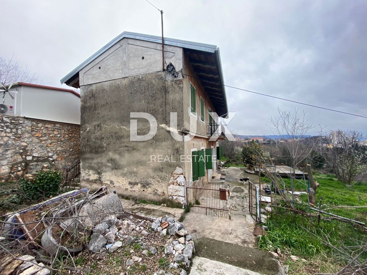 RIJEKA, KOZALA - antica villa italiana indipendente del 1912 con vista sul mare e giardino di 2.383 m2! OPPORTUNITÀ!