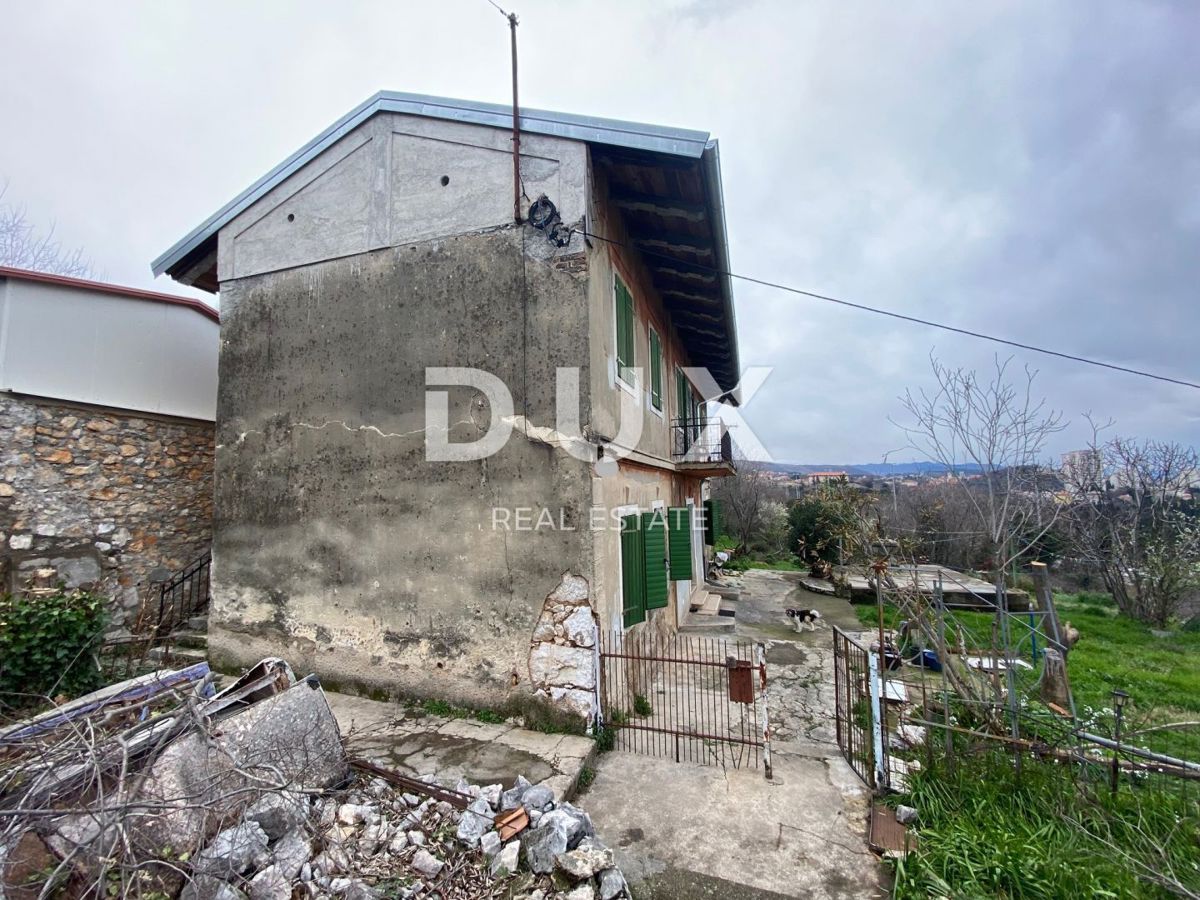 RIJEKA, KOZALA - antica villa italiana indipendente del 1912 con vista sul mare e giardino di 2.383 m2! OPPORTUNITÀ!