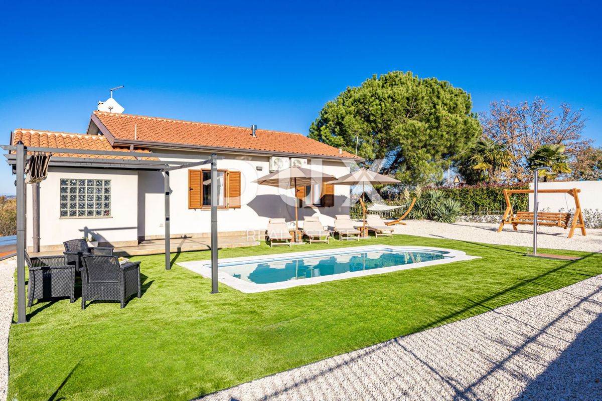 ISTRIA, BUJE - Casa indipendente con piscina e vista mare