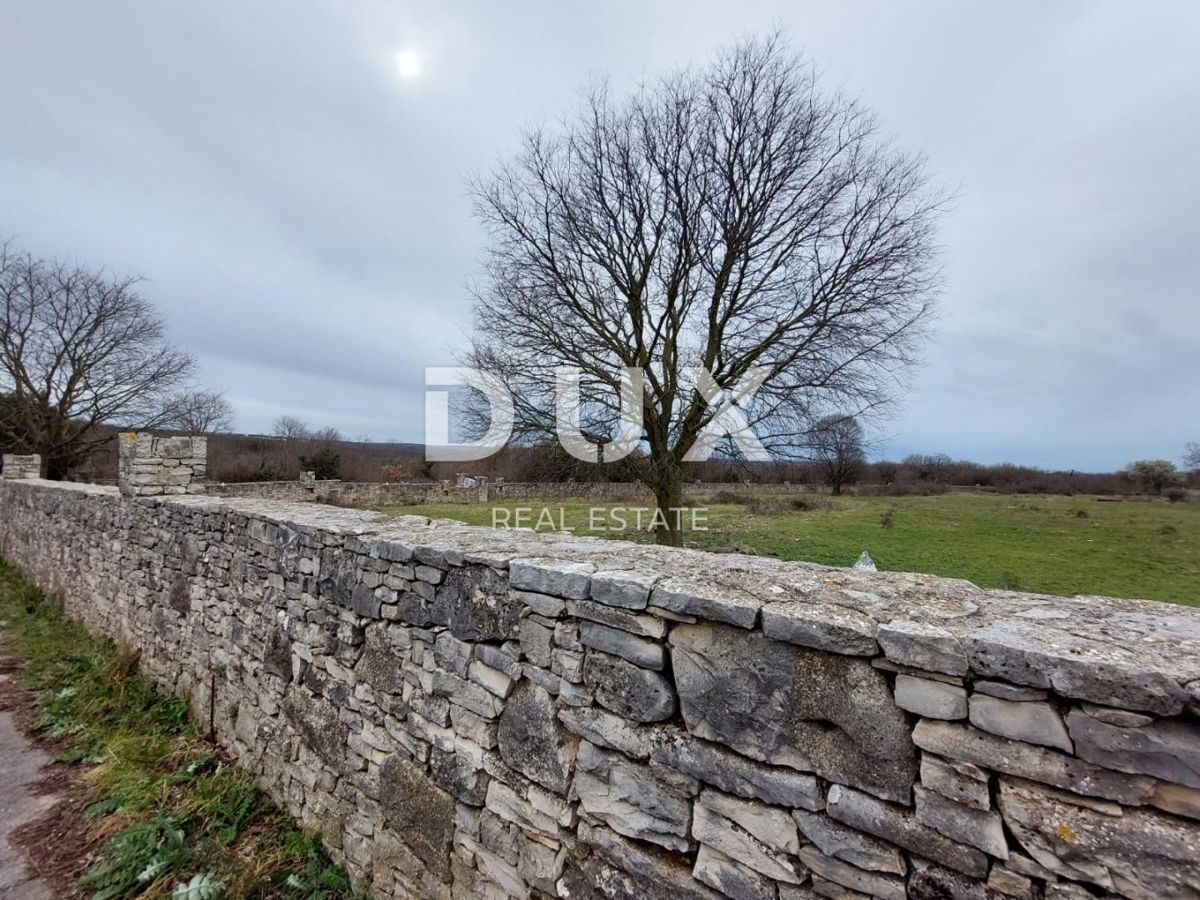 ISTRIA, KANFANAR - Ampio terreno da investimento, vista mare, possibilità di costruire un complesso di ville!