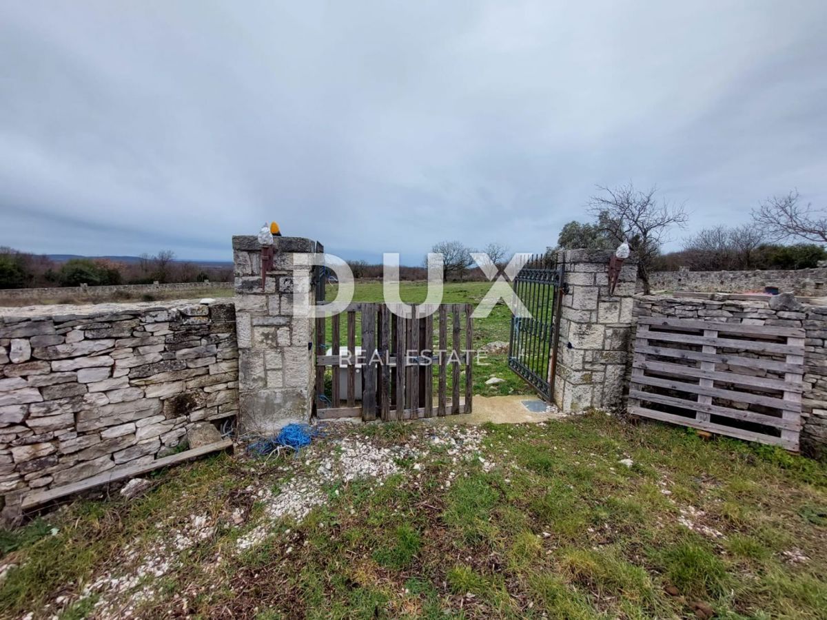 ISTRIA, KANFANAR - Ampio terreno da investimento, vista mare, possibilità di costruire un complesso di ville!