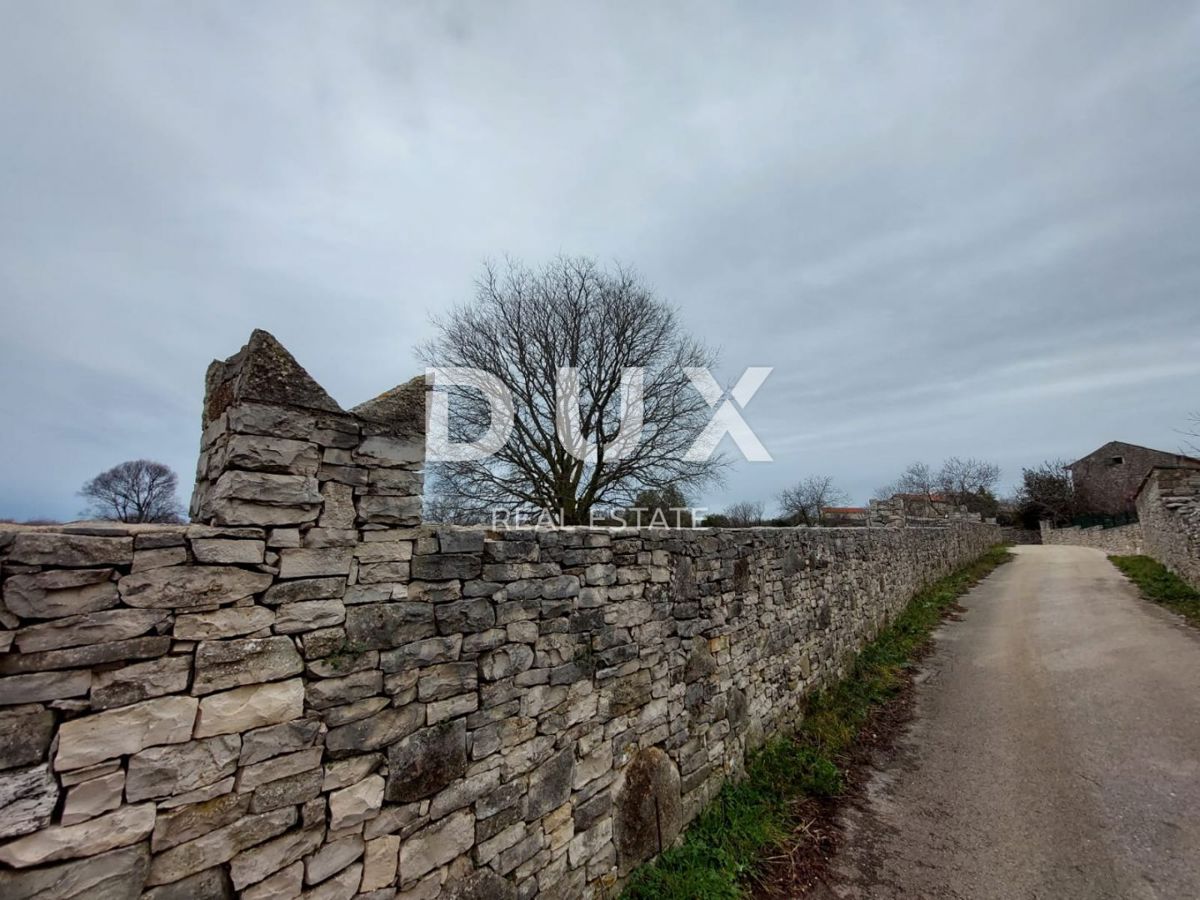 ISTRIA, KANFANAR - Ampio terreno da investimento, vista mare, possibilità di costruire un complesso di ville!