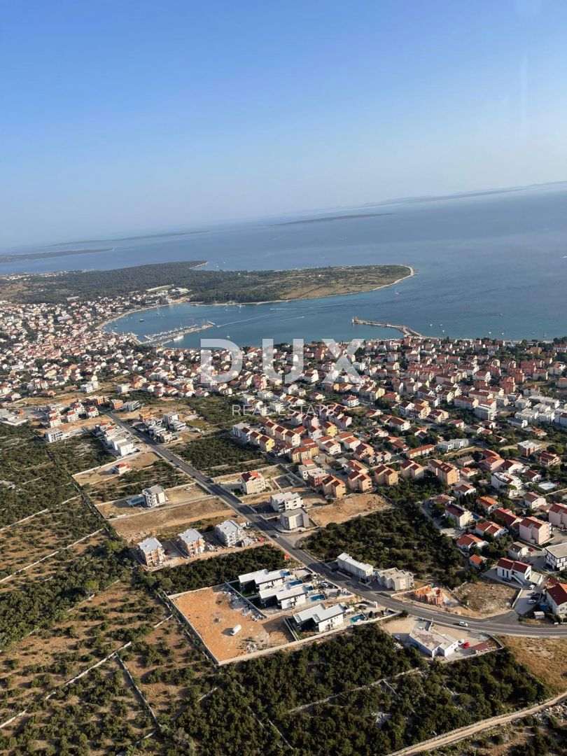 ISOLA DI PAG, NOVALJA - terreno con progetto per la costruzione di appartamenti