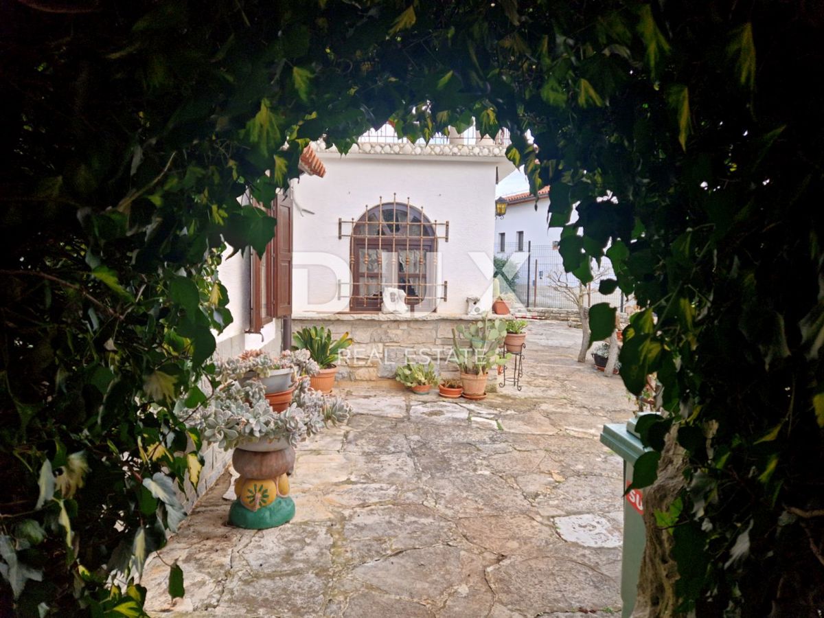 ISTRIA, OPRTALJ - Casa in pietra con ampio giardino