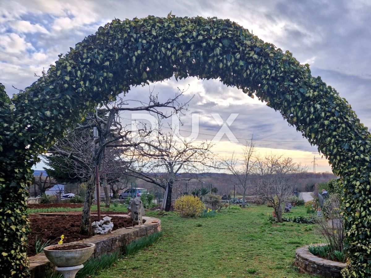 ISTRIA, OPRTALJ - Casa in pietra con ampio giardino