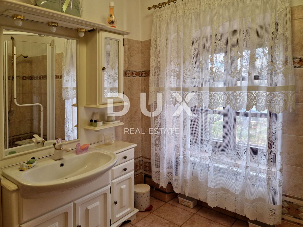 ISTRIA, OPRTALJ - Casa in pietra con ampio giardino