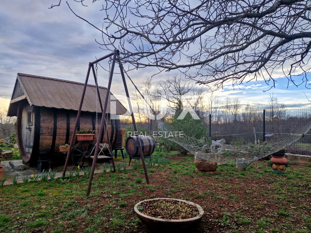 ISTRIA, OPRTALJ - Casa in pietra con ampio giardino