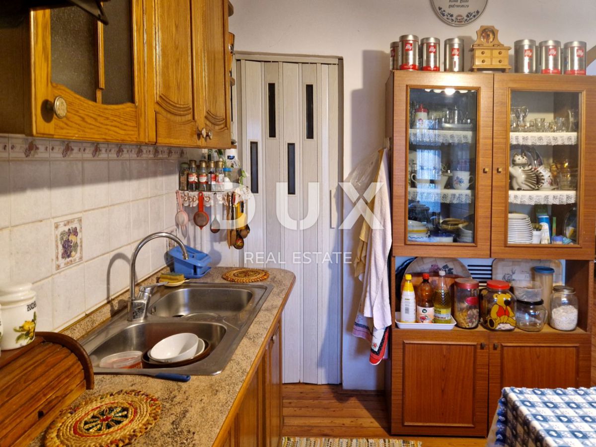 ISTRIA, OPRTALJ - Casa in pietra con ampio giardino