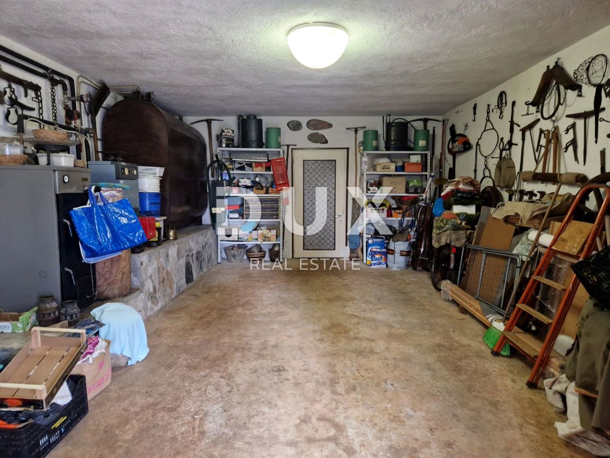 ISTRIA, OPRTALJ - Casa in pietra con ampio giardino
