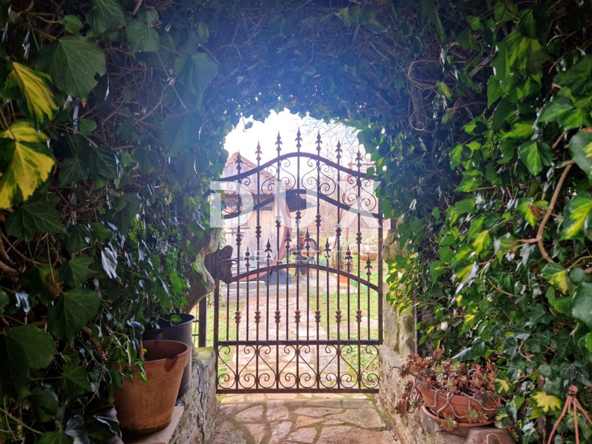 ISTRIA, OPRTALJ - Casa in pietra con ampio giardino