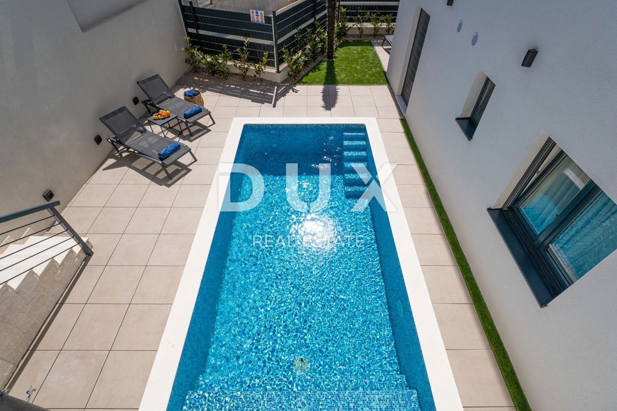 ISOLA DI KRK, CITTÀ DI KRK - Appartamento duplex con giardino e piscina vicino al mare