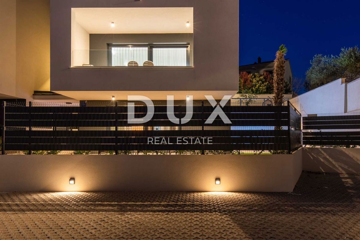 ISOLA DI KRK, CITTÀ DI KRK - Appartamento duplex con giardino e piscina vicino al mare