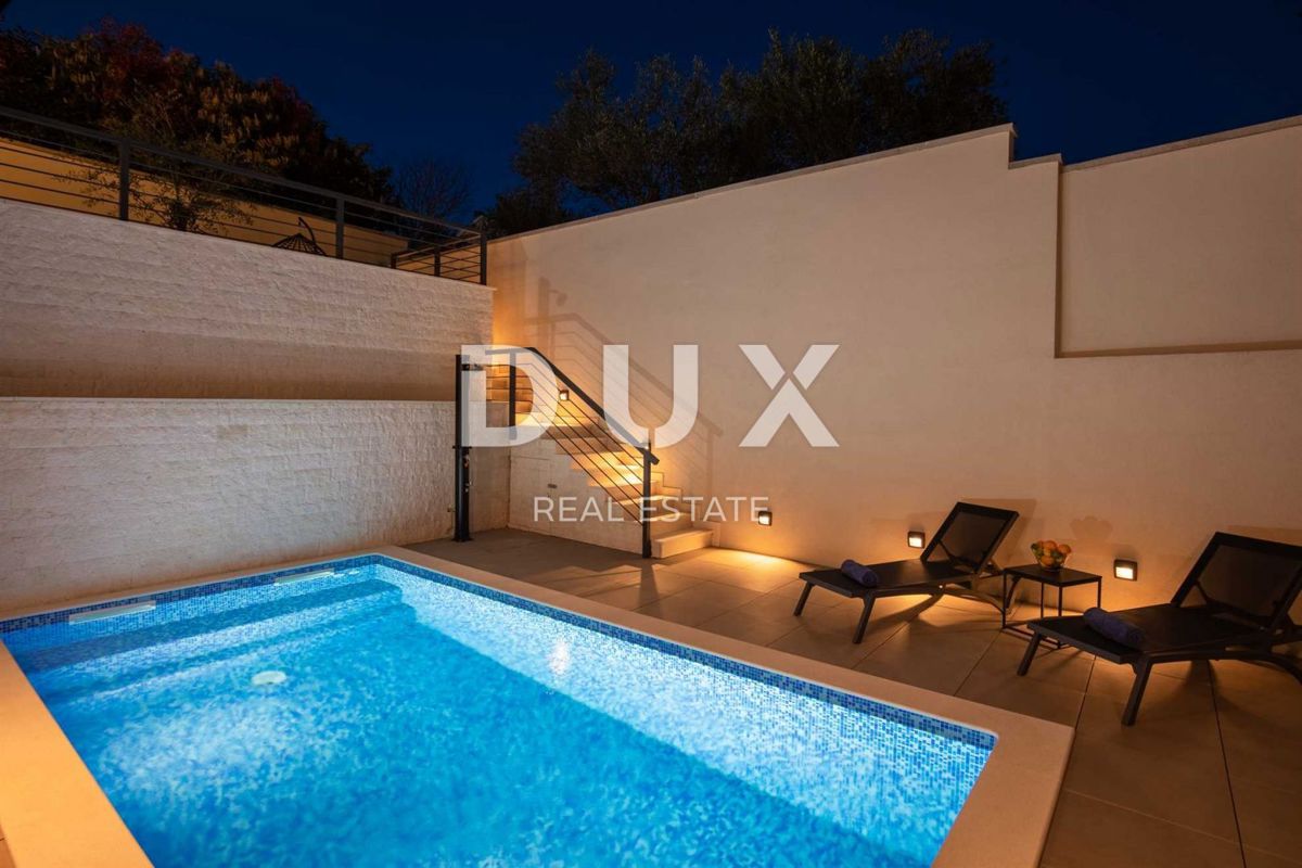 ISOLA DI KRK, CITTÀ DI KRK - Appartamento duplex con giardino e piscina vicino al mare