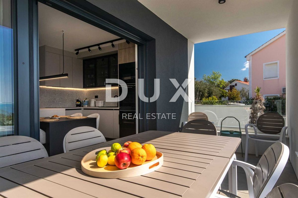 ISOLA DI KRK, CITTÀ DI KRK - Appartamento duplex con giardino e piscina vicino al mare