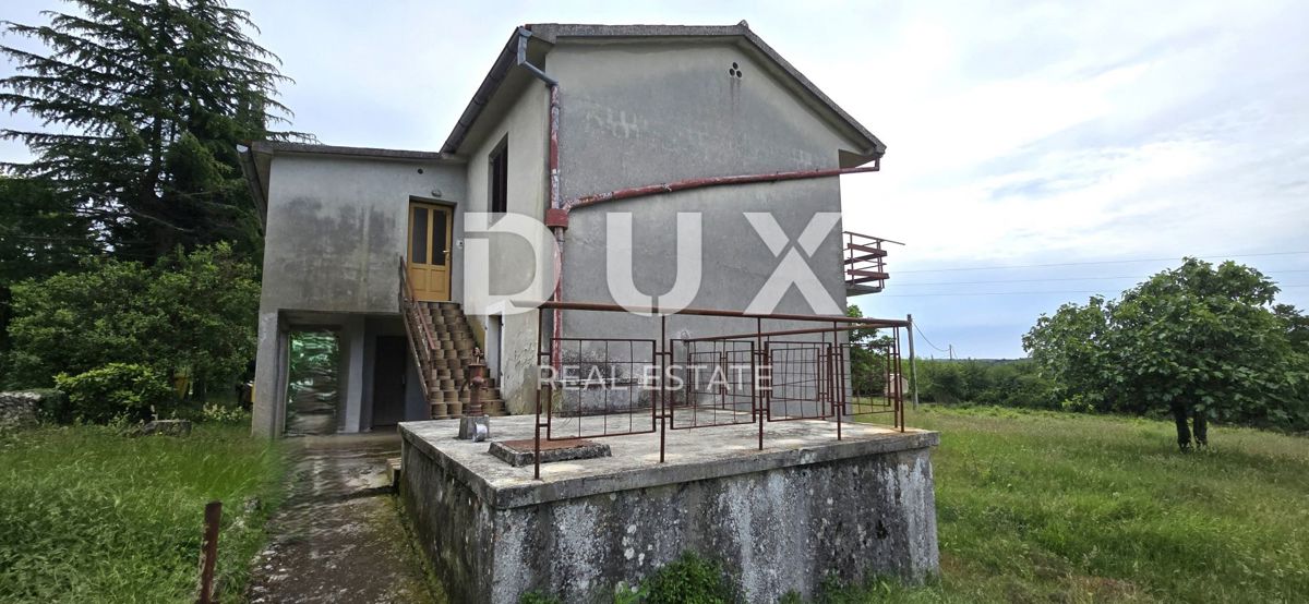 ISTRIA, LABIN - Casa da ristrutturare con ampio terreno edificabile e tanta privacy