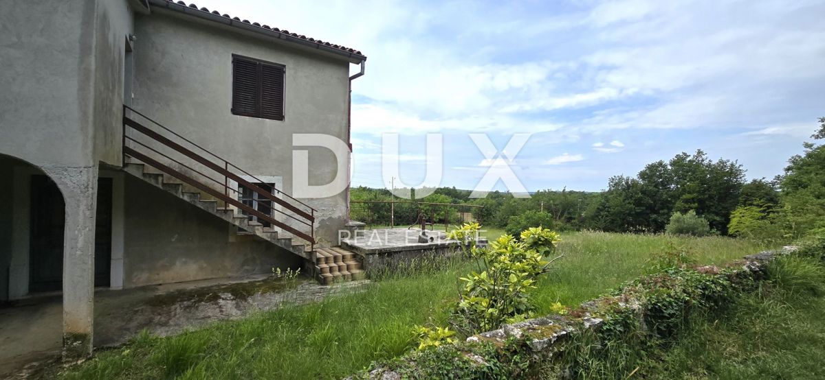 ISTRIA, LABIN - Casa da ristrutturare con ampio terreno edificabile e tanta privacy