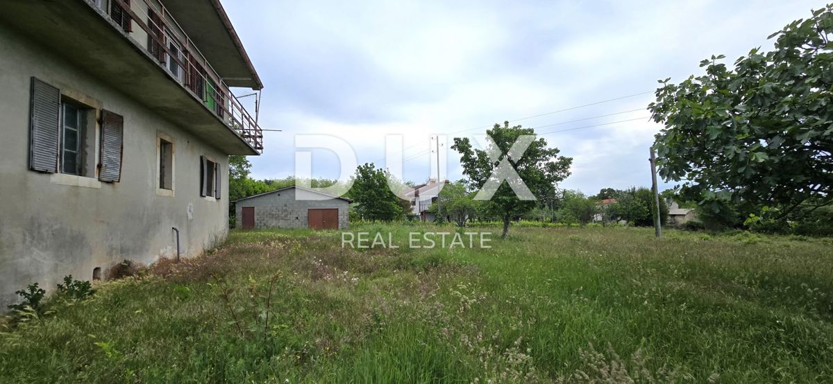 ISTRIA, LABIN - Casa da ristrutturare con ampio terreno edificabile e tanta privacy