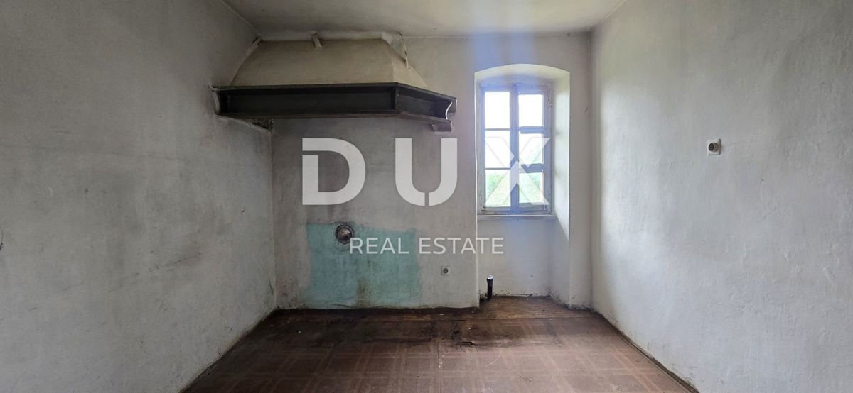ISTRIA, LABIN - Casa da ristrutturare con ampio terreno edificabile e tanta privacy