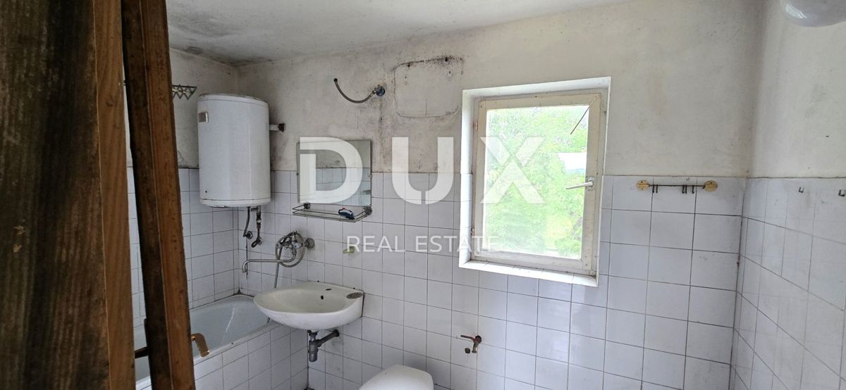 ISTRIA, LABIN - Casa da ristrutturare con ampio terreno edificabile e tanta privacy