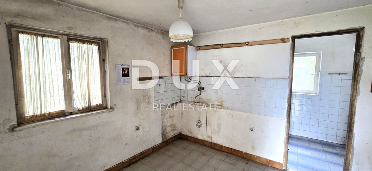 ISTRIA, LABIN - Casa da ristrutturare con ampio terreno edificabile e tanta privacy