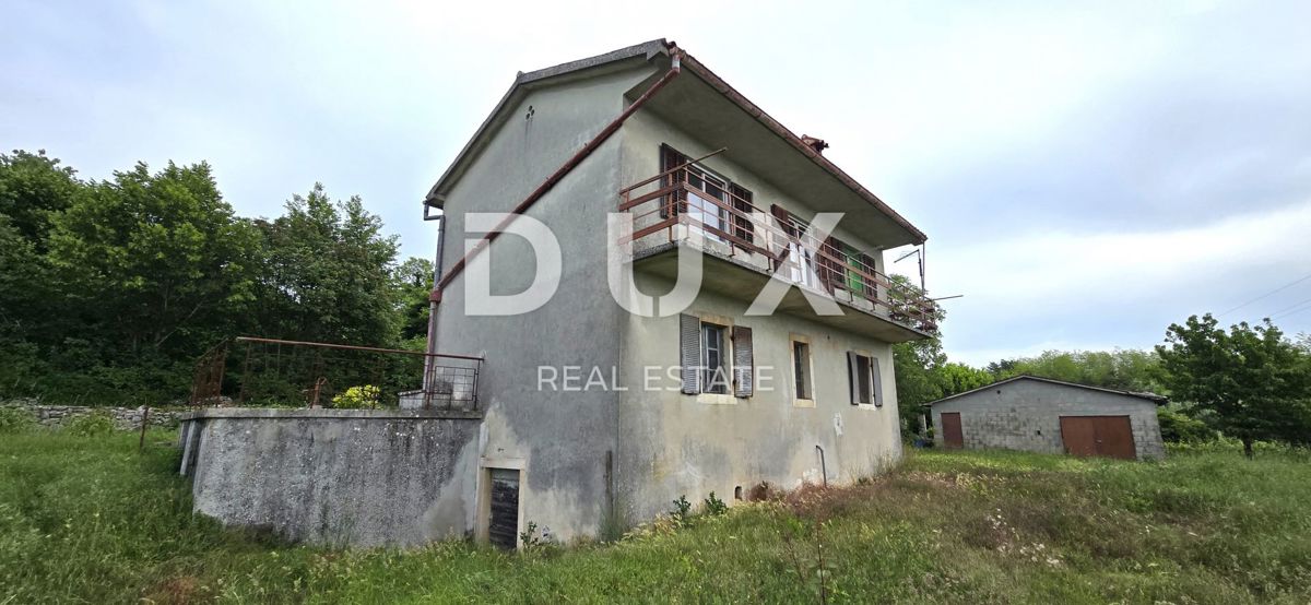 ISTRIA, LABIN - Casa da ristrutturare con ampio terreno edificabile e tanta privacy