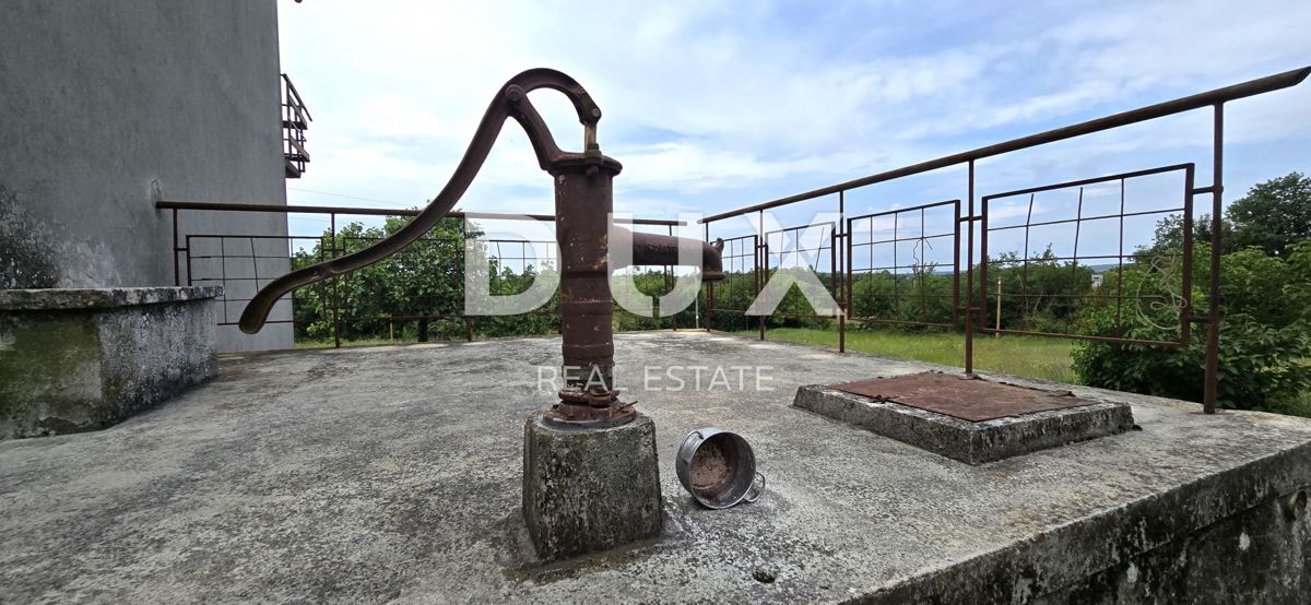ISTRIA, LABIN - Casa da ristrutturare con ampio terreno edificabile e tanta privacy