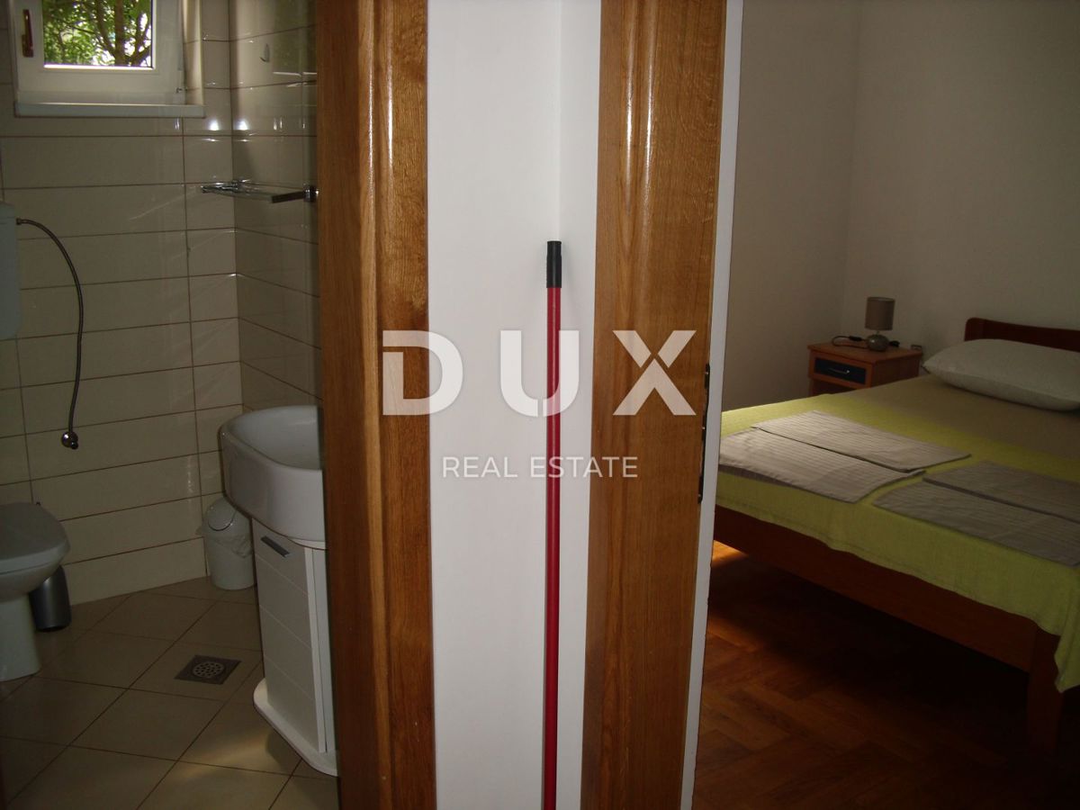 ISOLA DI KRK, MALINSKA - Appartamento 2 camere da letto + soggiorno con giardino e parcheggio