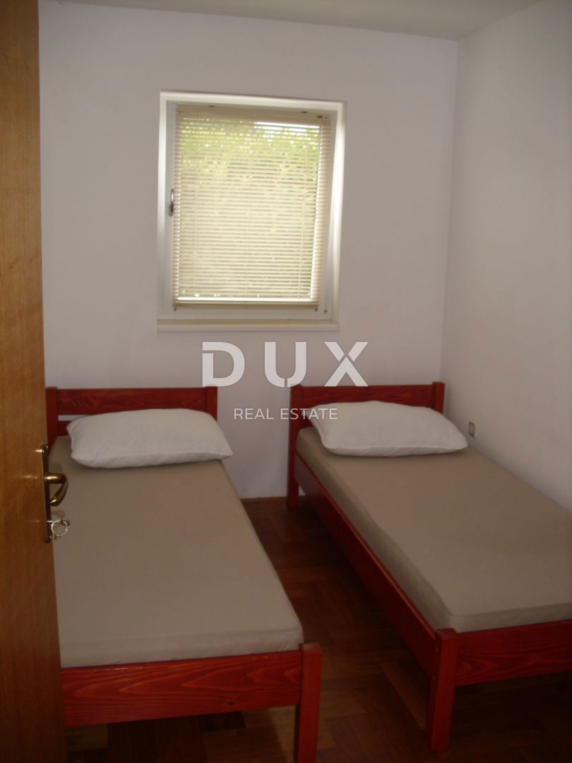 ISOLA DI KRK, MALINSKA - Appartamento 2 camere da letto + soggiorno con giardino e parcheggio