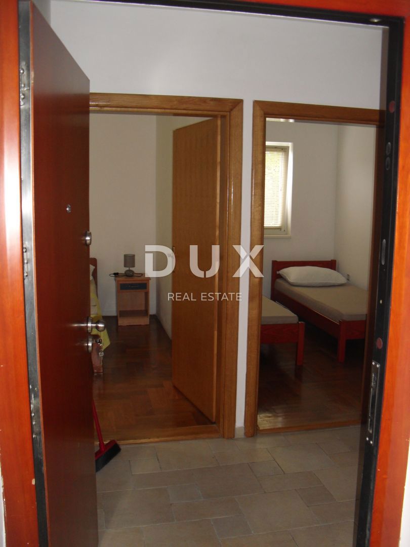 ISOLA DI KRK, MALINSKA - Appartamento 2 camere da letto + soggiorno con giardino e parcheggio
