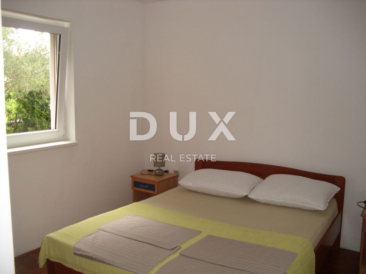 ISOLA DI KRK, MALINSKA - Appartamento 2 camere da letto + soggiorno con giardino e parcheggio