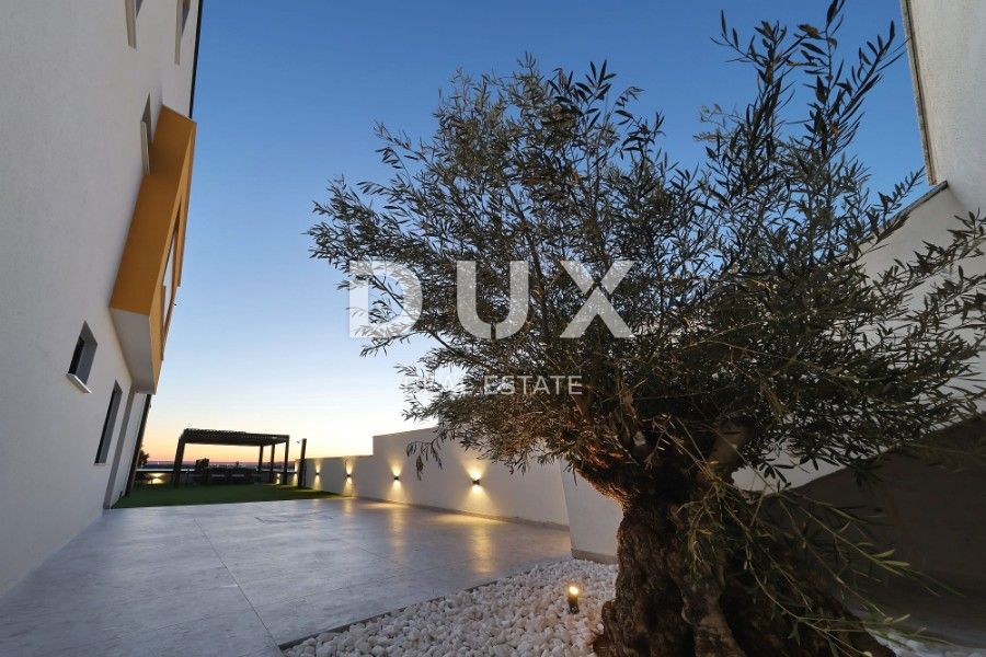 ZADAR, RTINA - appartamento arredato con giardino vicino al mare