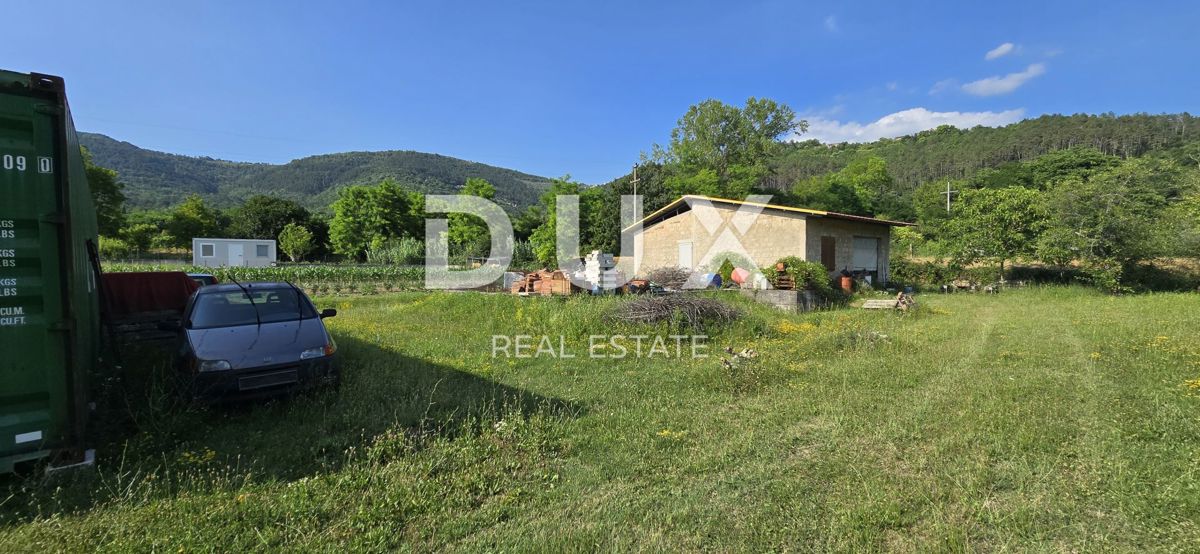 ISTRIA, OPRTALJ - Terreno edificabile con permesso e fondamenta già realizzate
