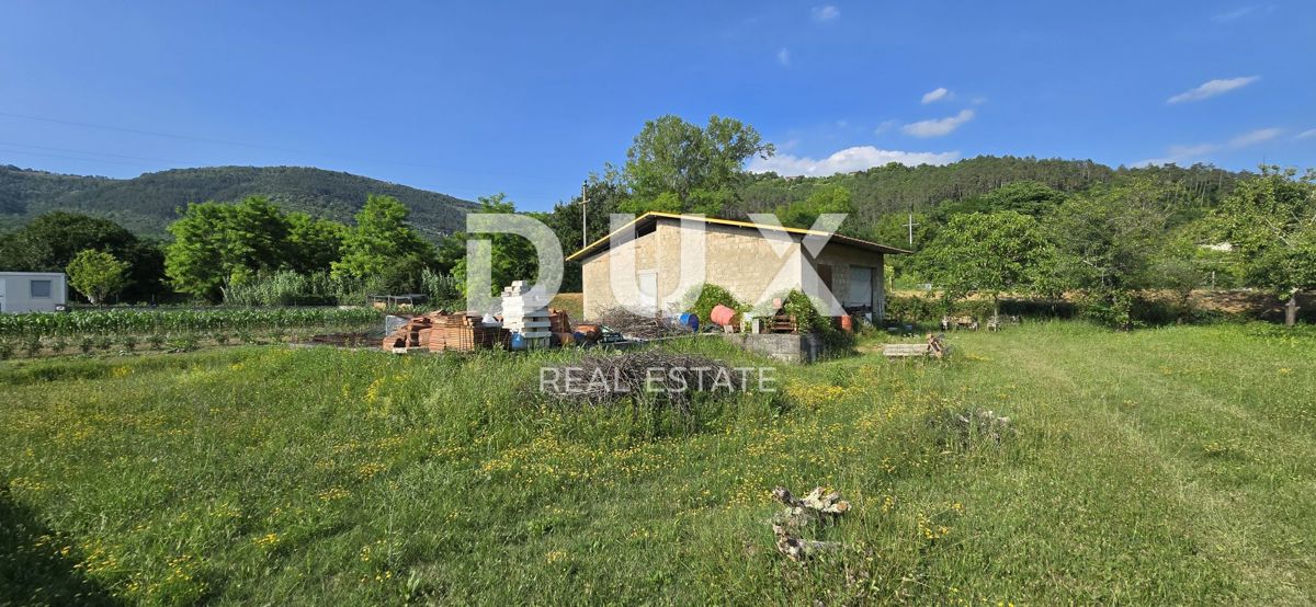 ISTRIA, OPRTALJ - Terreno edificabile con permesso e fondamenta già realizzate
