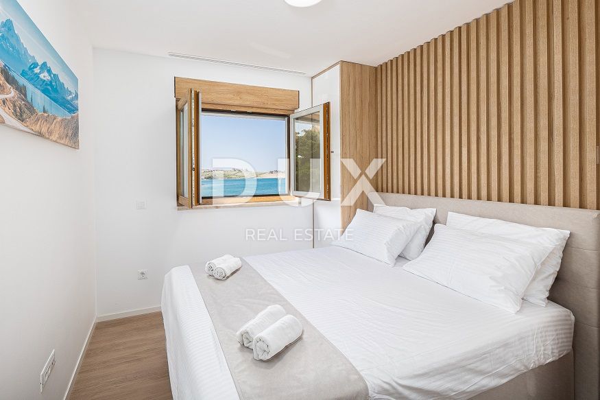 ISOLA DI PAG, POVLJANA - Appartamento 55 m2, 1a fila al mare