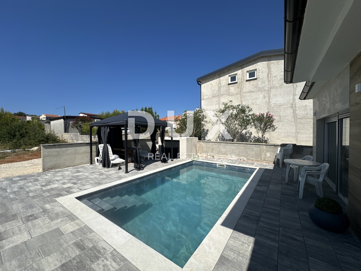 ZADAR, VIR - Moderna casa a un piano con piscina!