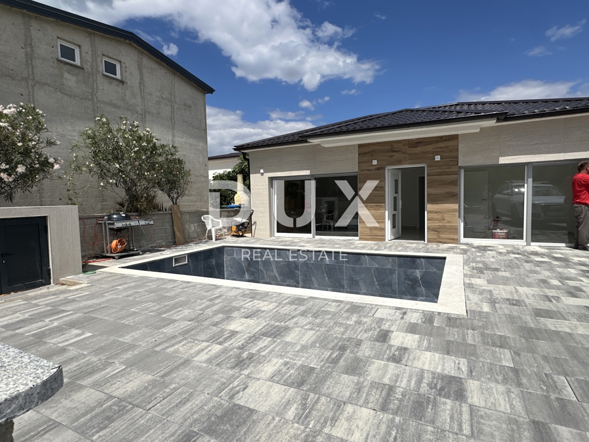 ZADAR, VIR - Moderna casa a un piano con piscina!