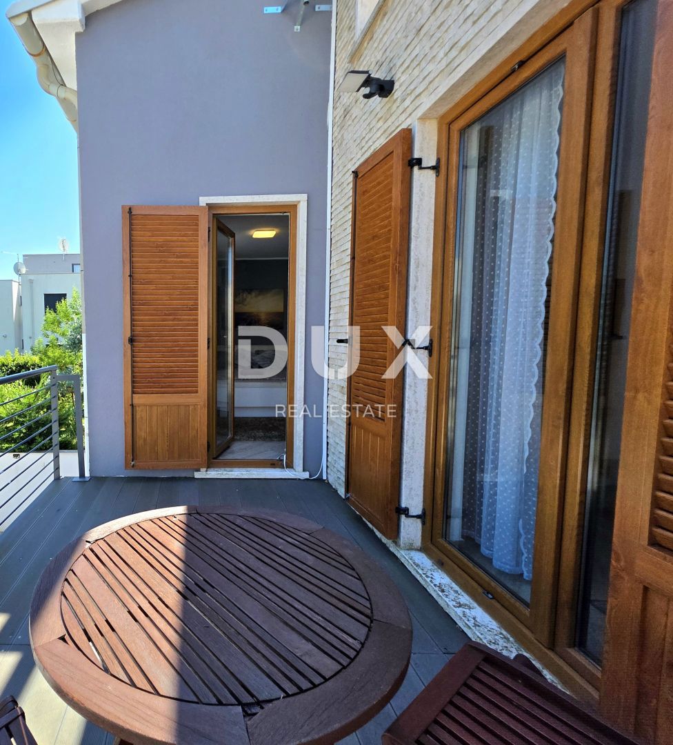 ISTRIA, VOLME - Casa bifamiliare con 4 camere da letto, piscina e giardino completamente recintato, a 300 metri dalle spiagge