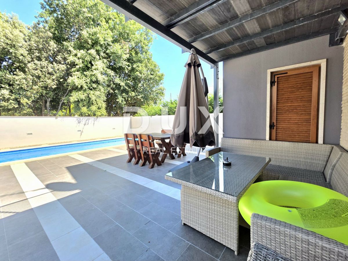 ISTRIA, VOLME - Casa bifamiliare con 4 camere da letto, piscina e giardino completamente recintato, a 300 metri dalle spiagge
