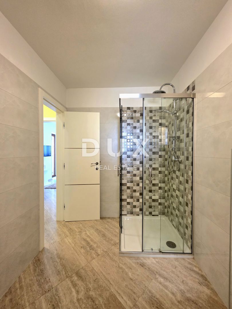 ISTRIA, VOLME - Casa bifamiliare con 4 camere da letto, piscina e giardino completamente recintato, a 300 metri dalle spiagge