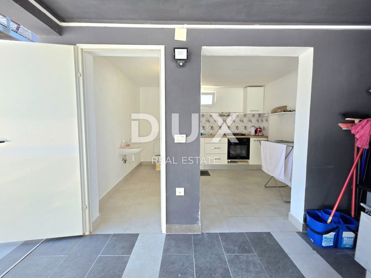 ISTRIA, VOLME - Casa bifamiliare con 4 camere da letto, piscina e giardino completamente recintato, a 300 metri dalle spiagge