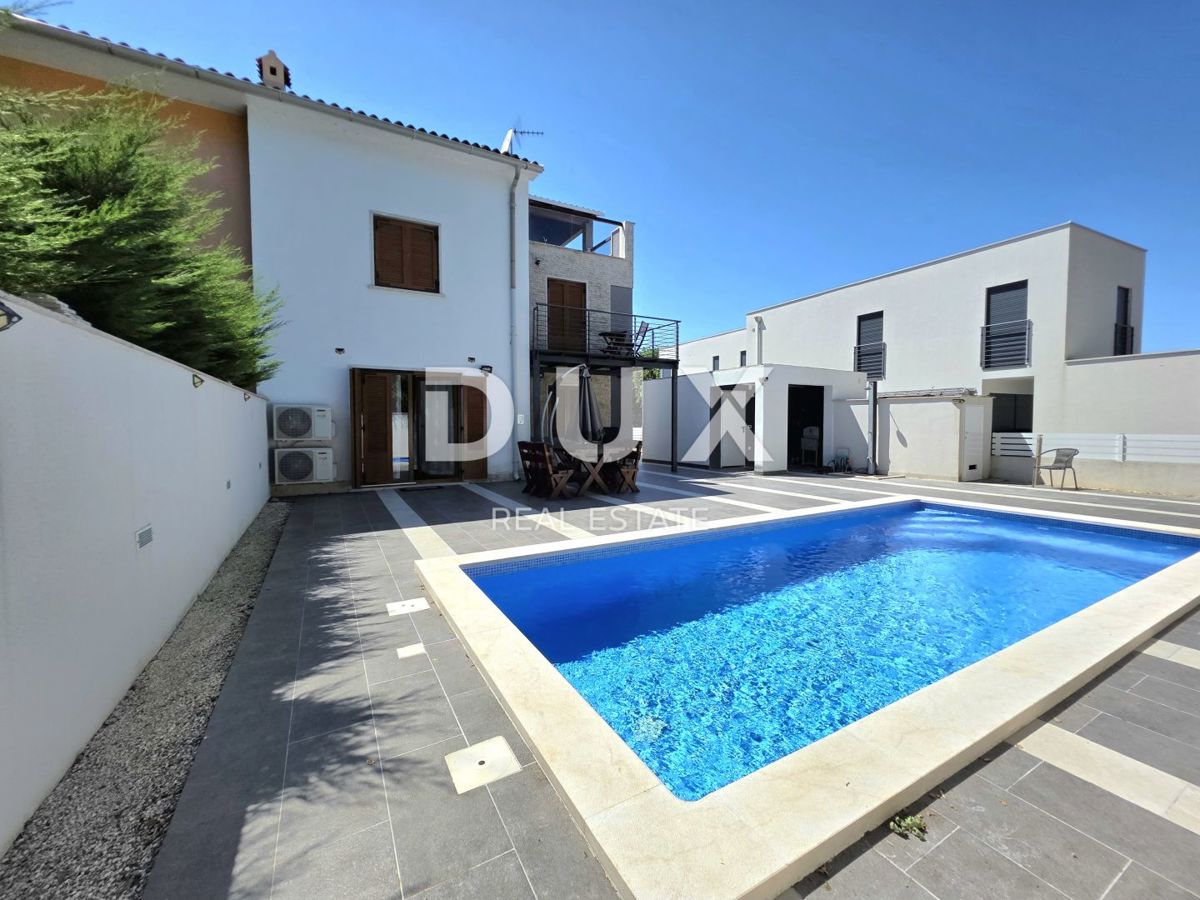 ISTRIA, VOLME - Casa bifamiliare con 4 camere da letto, piscina e giardino completamente recintato, a 300 metri dalle spiagge
