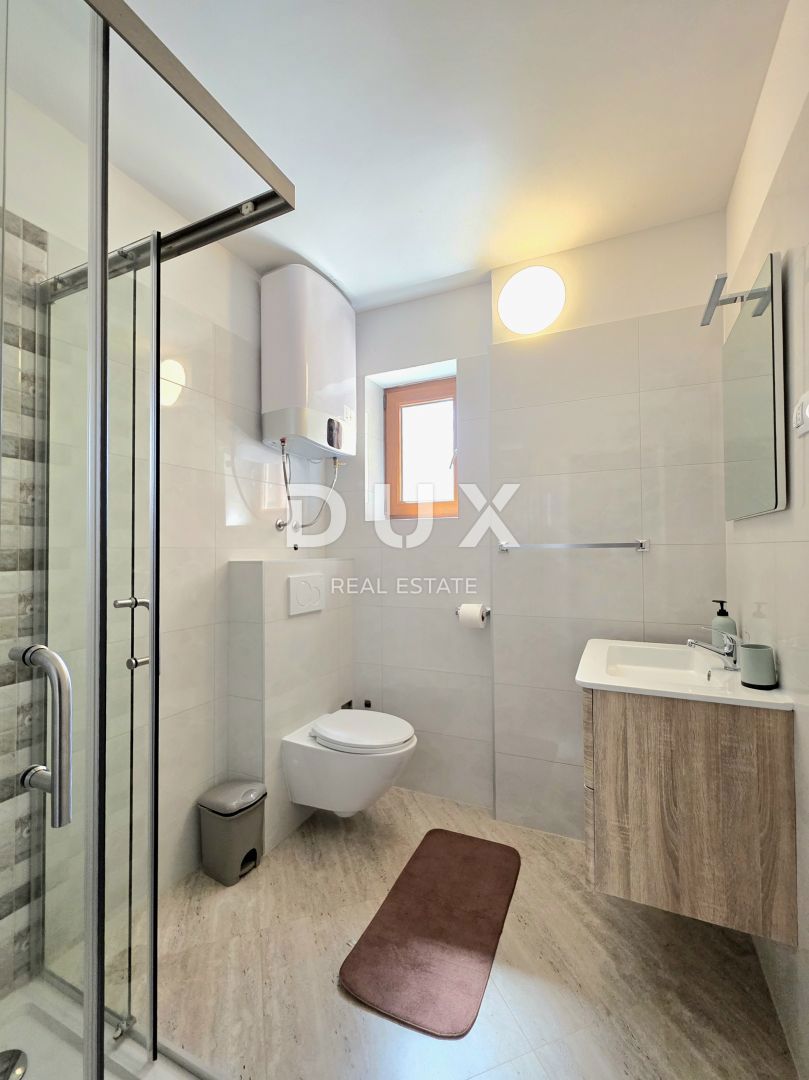 ISTRIA, VOLME - Casa bifamiliare con 4 camere da letto, piscina e giardino completamente recintato, a 300 metri dalle spiagge