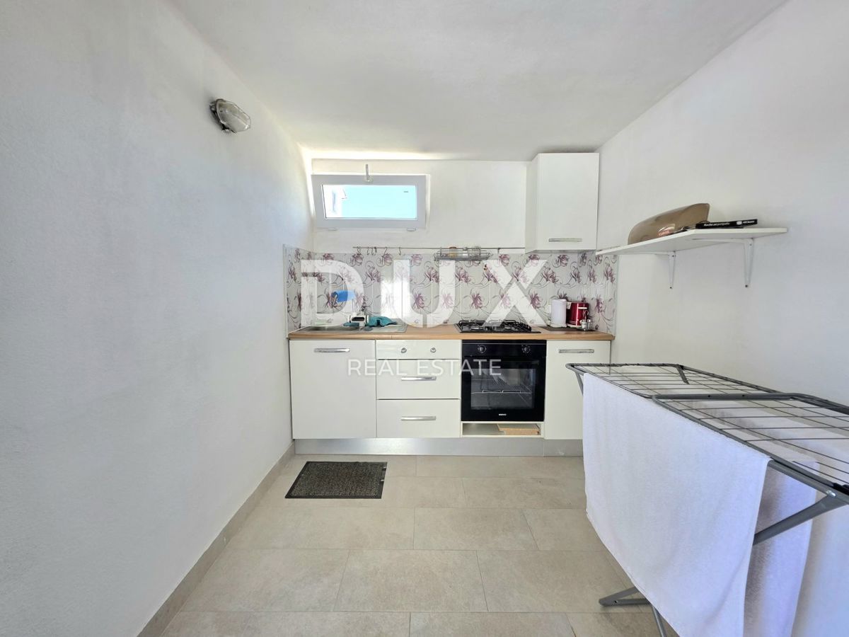 ISTRIA, VOLME - Casa bifamiliare con 4 camere da letto, piscina e giardino completamente recintato, a 300 metri dalle spiagge