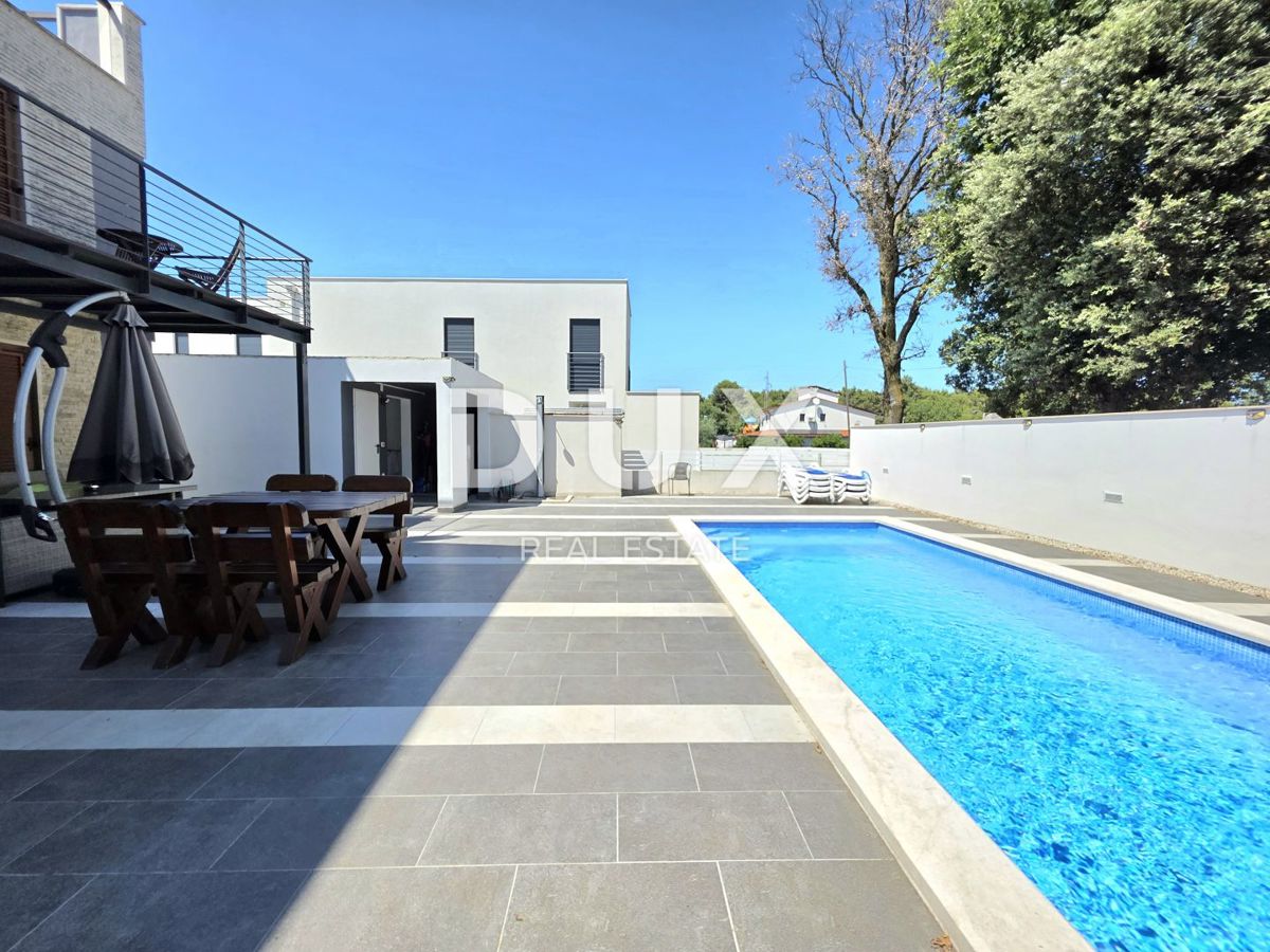 ISTRIA, VOLME - Casa bifamiliare con 4 camere da letto, piscina e giardino completamente recintato, a 300 metri dalle spiagge